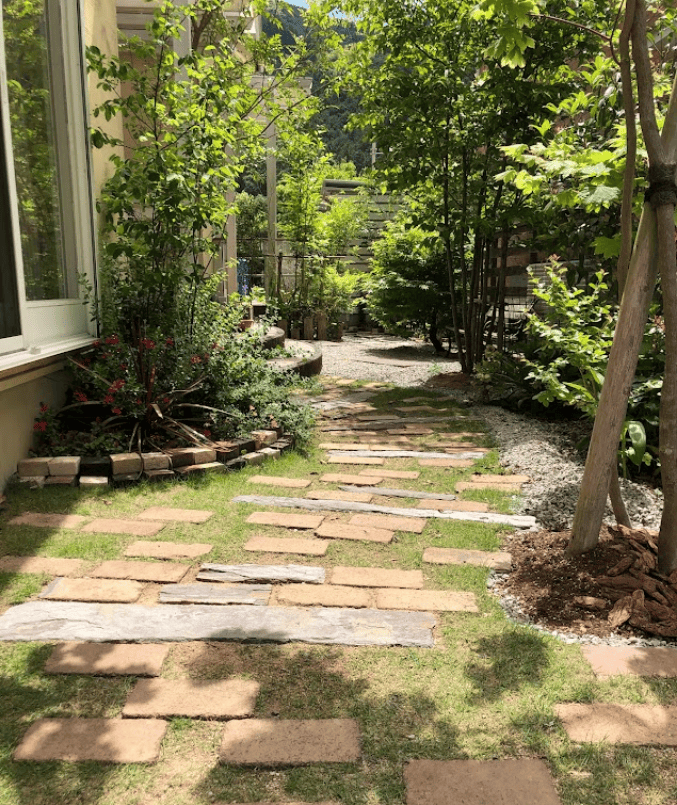 緑のアーチとランダム植栽による静岡本社の玄関アプローチ 緑のアーチとランダム植栽による静岡本社の玄関アプローチ