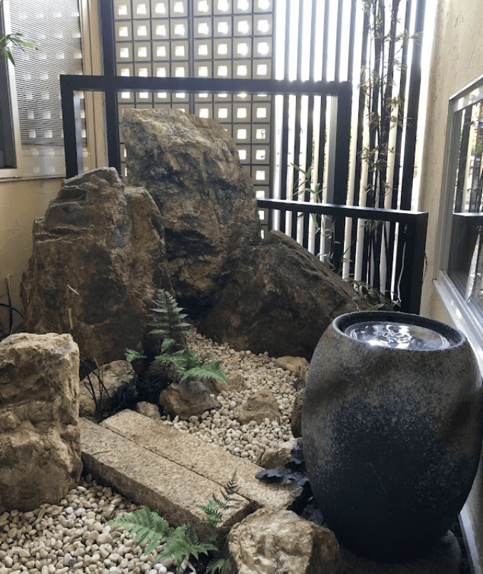 和風坪庭で渓谷と滝を表現した坪庭 和風坪庭で渓谷と滝を表現した坪庭